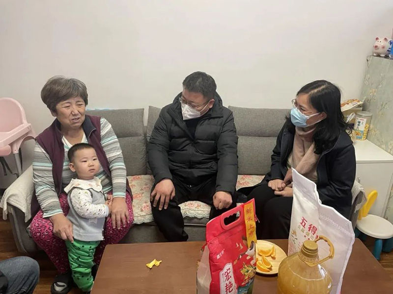 董事長(zhǎng)參加“人大代表、政協(xié)委員走進(jìn)社區(qū)，開(kāi)展居民議事協(xié)商”活動(dòng).jpg